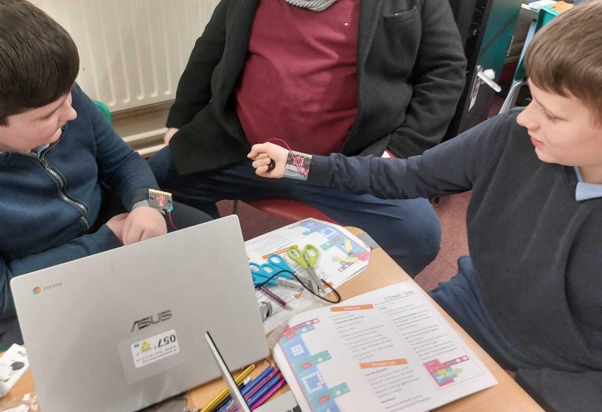 Young people doing an experiment with a computer